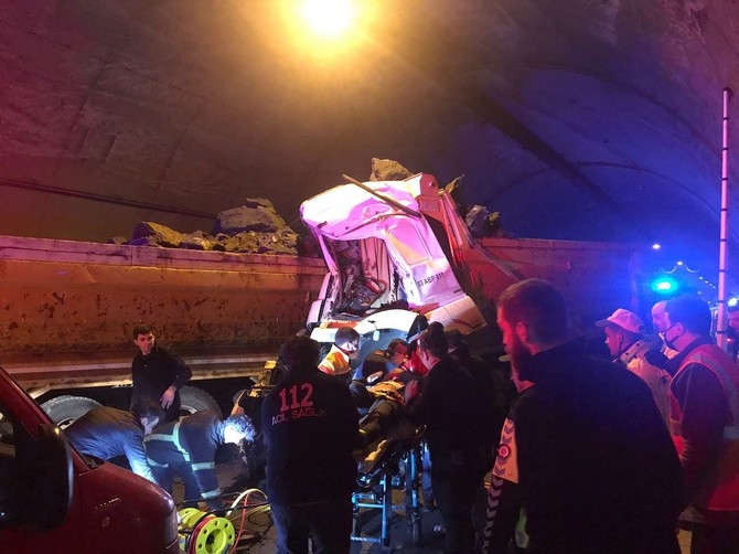 Rize'de tünelde taş yüklü kamyon taş yüklü kamyona çarptı: 1 yaralı 4