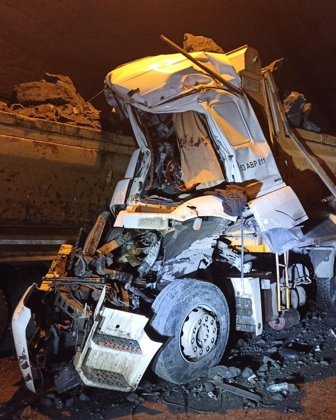 Rize'de tünelde taş yüklü kamyon taş yüklü kamyona çarptı: 1 yaralı 6