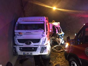 Rize'de tünelde taş yüklü kamyon taş yüklü kamyona çarptı: 1 yaralı