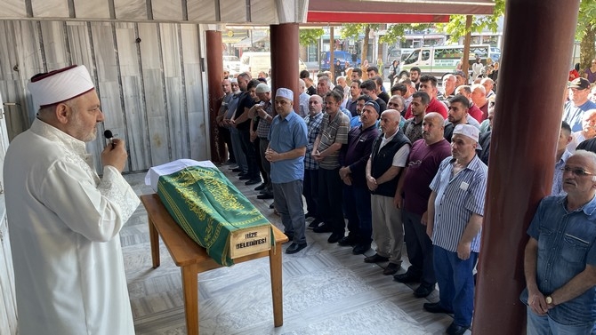 Rize'de eşinin darbederek öldürdüğü kadının cenazesi defnedildi 11