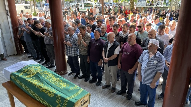 Rize'de eşinin darbederek öldürdüğü kadının cenazesi defnedildi 12