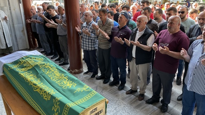 Rize'de eşinin darbederek öldürdüğü kadının cenazesi defnedildi 13