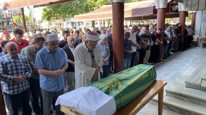 Rize'de eşinin darbederek öldürdüğü kadının cenazesi defnedildi 14