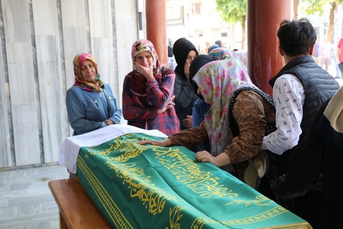 Rize'de eşinin darbederek öldürdüğü kadının cenazesi defnedildi 5