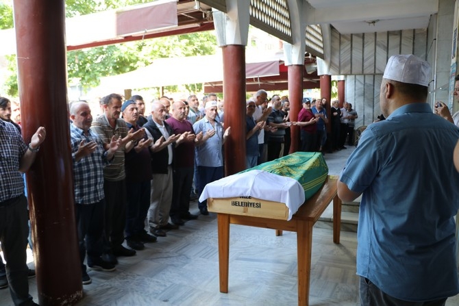 Rize'de eşinin darbederek öldürdüğü kadının cenazesi defnedildi 6