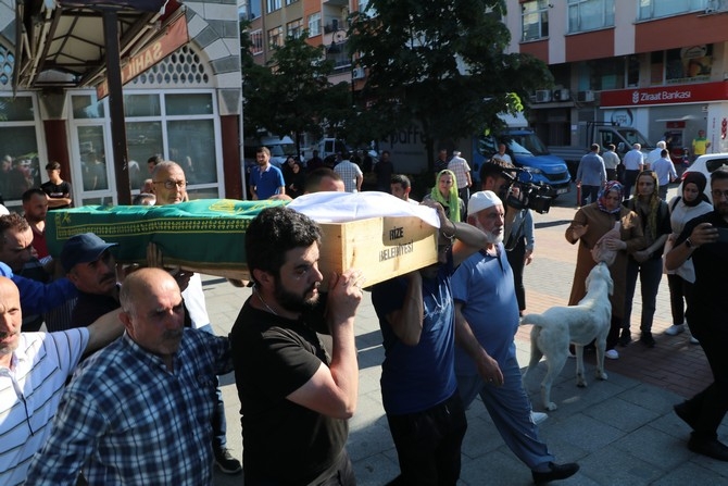 Rize'de eşinin darbederek öldürdüğü kadının cenazesi defnedildi 7