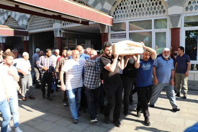 Rize'de eşinin darbederek öldürdüğü kadının cenazesi defnedildi 9