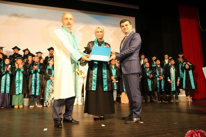Recep Tayyip Erdoğan Üniversitesinde mezuniyet töreni düzenlendi 26
