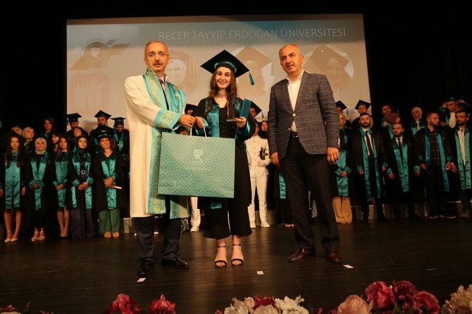 Recep Tayyip Erdoğan Üniversitesinde mezuniyet töreni düzenlendi 28