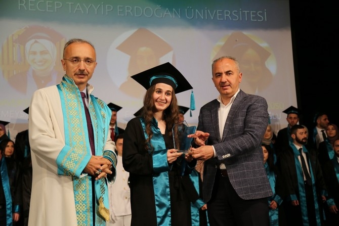 Recep Tayyip Erdoğan Üniversitesinde mezuniyet töreni düzenlendi 8