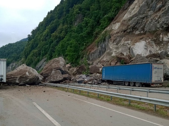 Artvin'de heyelan: 1 ölü, 2 yaralı 6