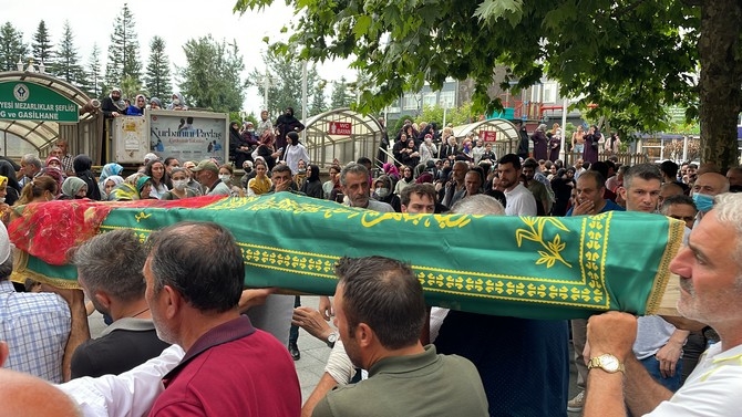 Rize'de denizde boğulan Ebrar Aktaş'ın cenazesi toprağa verild 15
