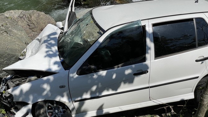 Rize'de dere yatağına düşen otomobildeki 3 kişi yaralandı 1