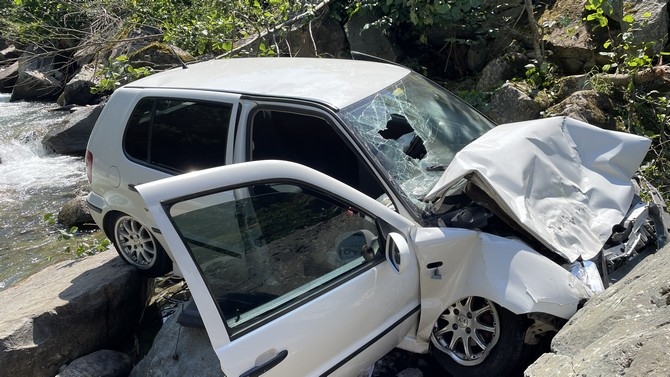 Rize'de dere yatağına düşen otomobildeki 3 kişi yaralandı 2