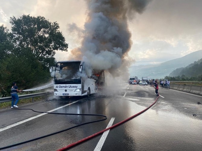 Tem’de Yolcu Otobüsü Alev Alev Yandı 12