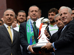 Erdoğan Rizespor'un Kupasını Kaldırdı