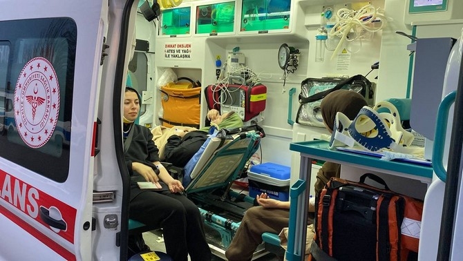Rize'den kalkan yolcu otobüsü şarampole devrildi 39 yaralı 12