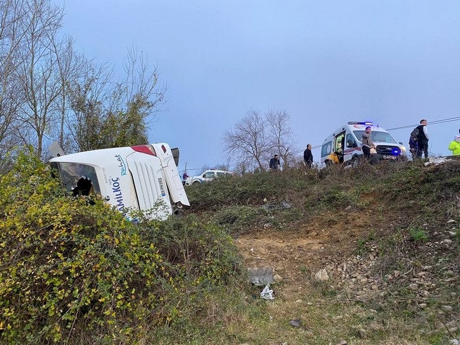 Rize'den kalkan yolcu otobüsü şarampole devrildi 39 yaralı 7
