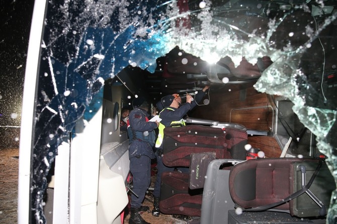 Tokat'ta yolcu otobüsünün devrilmesi sonucu 1 kişi öldü, 15 kişi ya 12