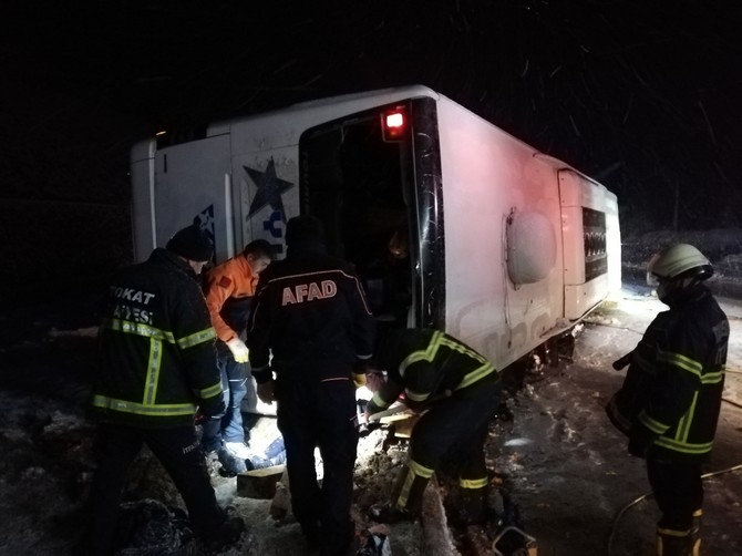 Tokat'ta yolcu otobüsünün devrilmesi sonucu 1 kişi öldü, 15 kişi ya 15