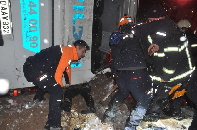 Tokat'ta yolcu otobüsünün devrilmesi sonucu 1 kişi öldü, 15 kişi ya 16