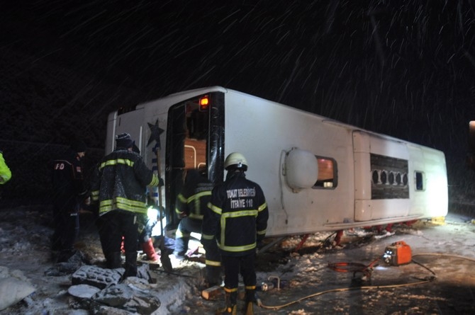 Tokat'ta yolcu otobüsünün devrilmesi sonucu 1 kişi öldü, 15 kişi ya 17