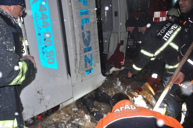 Tokat'ta yolcu otobüsünün devrilmesi sonucu 1 kişi öldü, 15 kişi ya 18