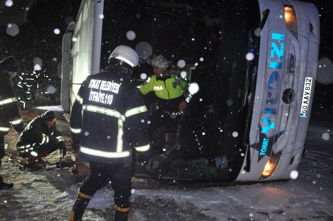 Tokat'ta yolcu otobüsünün devrilmesi sonucu 1 kişi öldü, 15 kişi ya 19