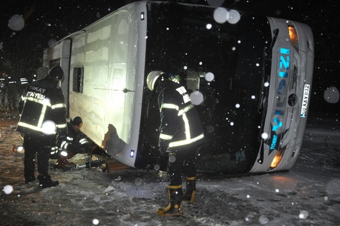 Tokat'ta yolcu otobüsünün devrilmesi sonucu 1 kişi öldü, 15 kişi ya 20