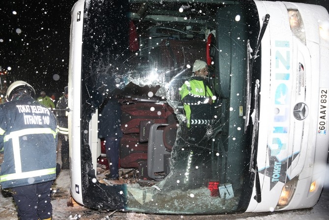 Tokat'ta yolcu otobüsünün devrilmesi sonucu 1 kişi öldü, 15 kişi ya 3