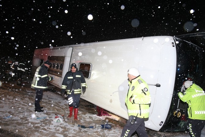 Tokat'ta yolcu otobüsünün devrilmesi sonucu 1 kişi öldü, 15 kişi ya 5