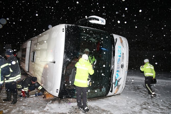 Tokat'ta yolcu otobüsünün devrilmesi sonucu 1 kişi öldü, 15 kişi ya 7