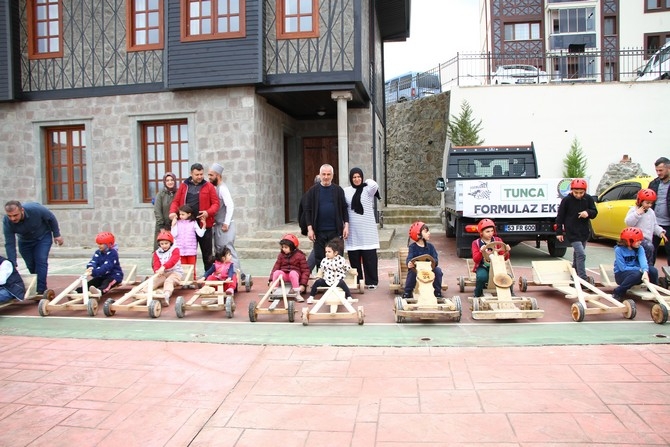 Depremzede çocuklar Rize'de tahta arabalarla moral buldu 16