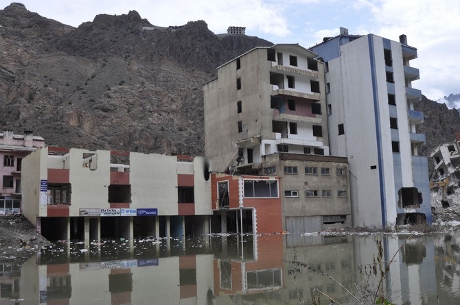 Yusufeli'nin eski ilçe merkezi baraj suları altında kalmaya başladı 5