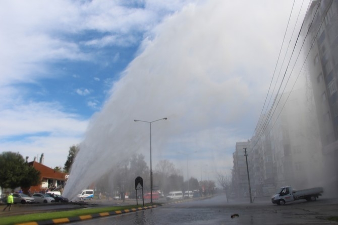 Trabzon'da ana su hattı patladı ortalık savaş alanına döndü 1