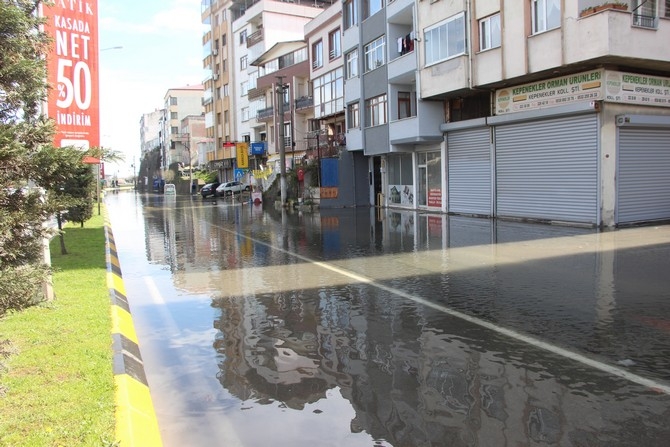 Trabzon'da ana su hattı patladı ortalık savaş alanına döndü 12