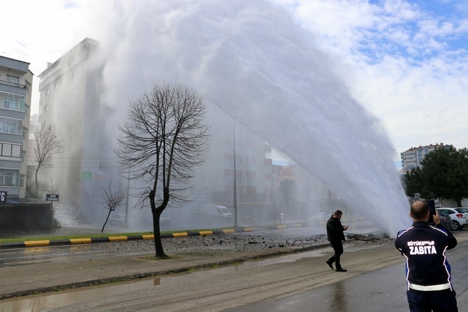 Trabzon'da ana su hattı patladı ortalık savaş alanına döndü 13
