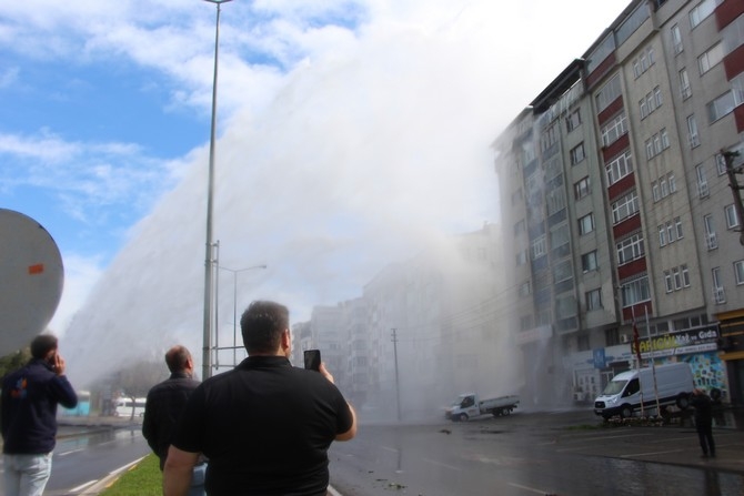 Trabzon'da ana su hattı patladı ortalık savaş alanına döndü 17