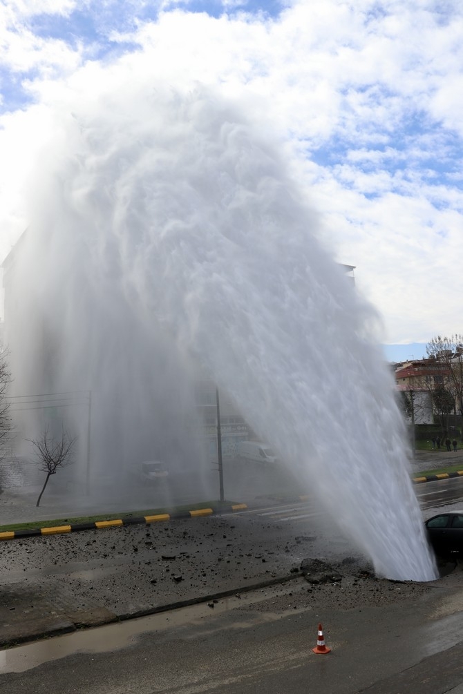 Trabzon'da ana su hattı patladı ortalık savaş alanına döndü 2