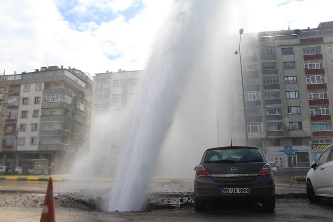 Trabzon'da ana su hattı patladı ortalık savaş alanına döndü 26