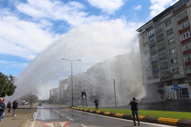 Trabzon'da ana su hattı patladı ortalık savaş alanına döndü 4