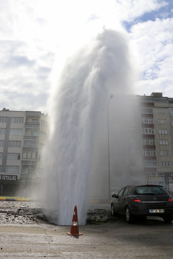 Trabzon'da ana su hattı patladı ortalık savaş alanına döndü 6