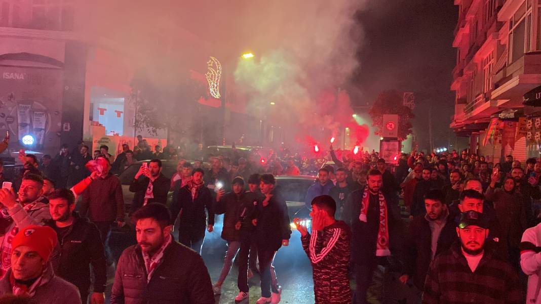 Samsunspor taraftarı, 11 yıl sonra Süper Lig'e dönmeyi kutladı 1
