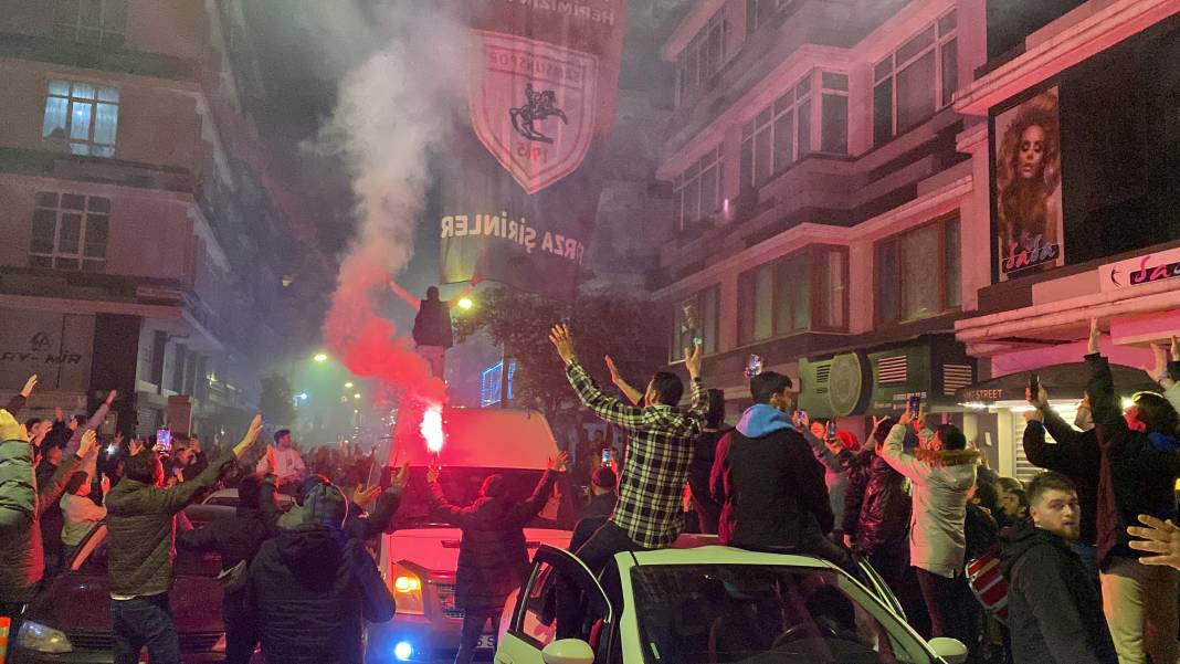 Samsunspor taraftarı, 11 yıl sonra Süper Lig'e dönmeyi kutladı 10
