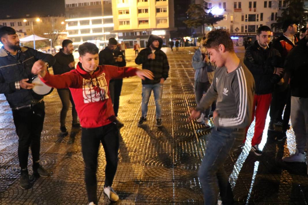 Samsunspor taraftarı, 11 yıl sonra Süper Lig'e dönmeyi kutladı 13