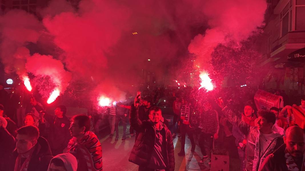 Samsunspor taraftarı, 11 yıl sonra Süper Lig'e dönmeyi kutladı 3