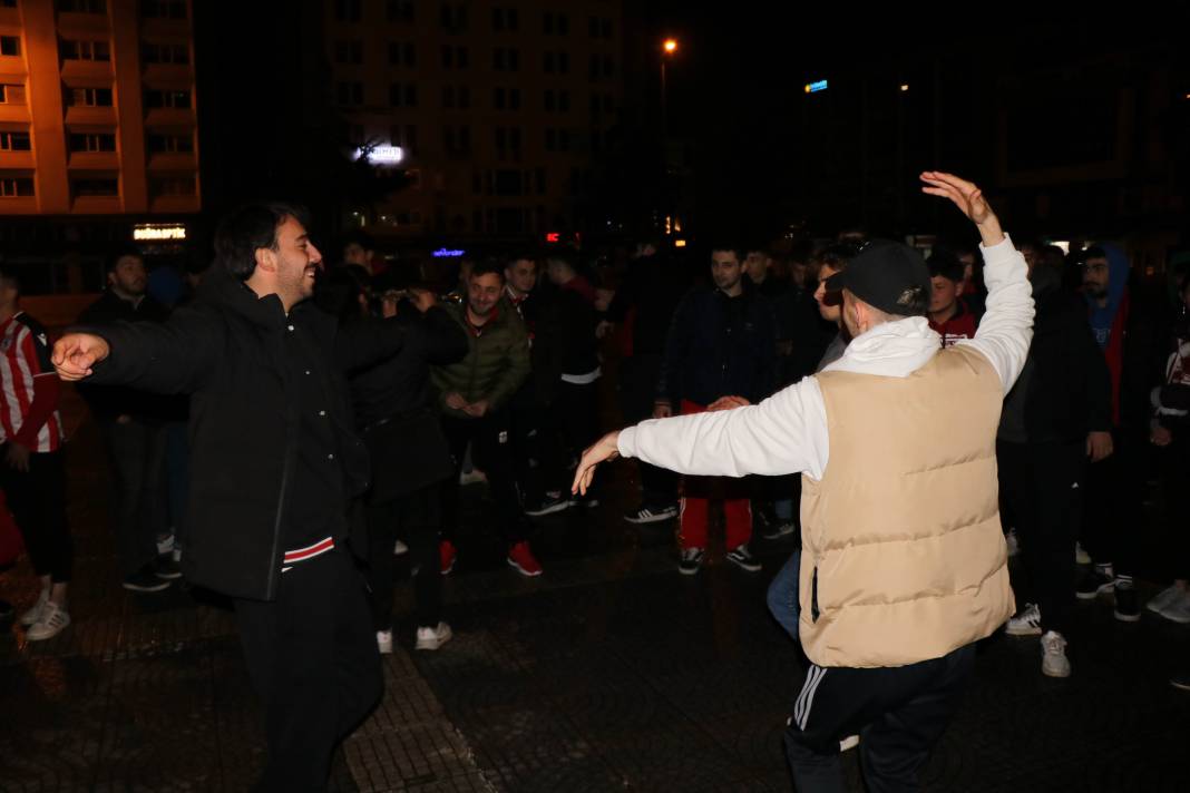 Samsunspor taraftarı, 11 yıl sonra Süper Lig'e dönmeyi kutladı 5