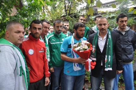 Rizespor Taraftarları Bursasporlu Taraftarları Çiçeklerle Karşıladı 23