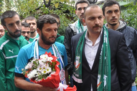 Rizespor Taraftarları Bursasporlu Taraftarları Çiçeklerle Karşıladı 24