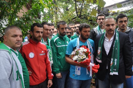 Rizespor Taraftarları Bursasporlu Taraftarları Çiçeklerle Karşıladı 25